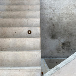 nunti_sunya_usine_chanvre_beton_escalier